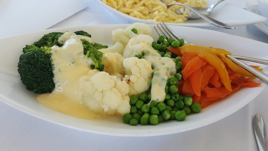 assiette de choux, petits pois et carottes