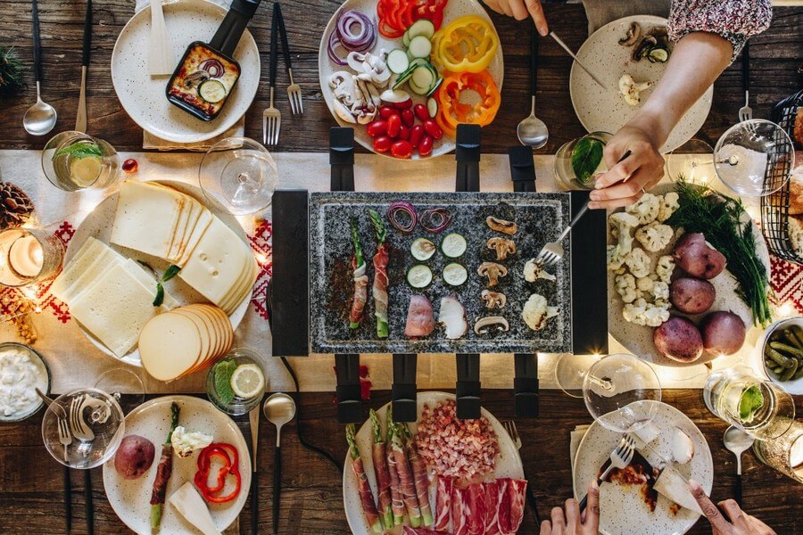 raclette avec des légumes et autres aliments