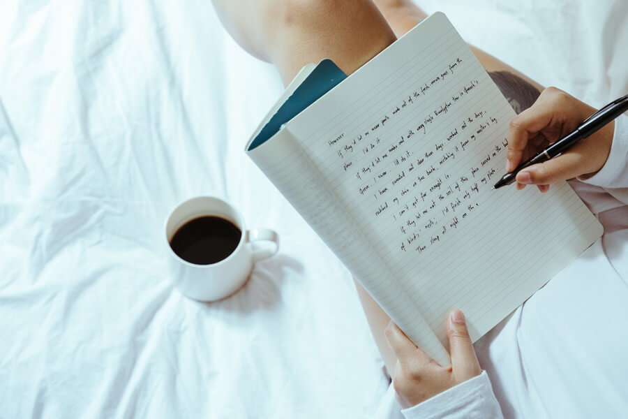 femme qui écrit dans un journal