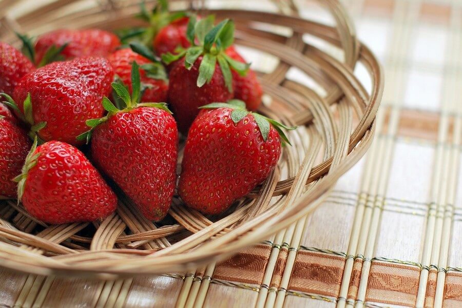 Fraises dans un panier en osier